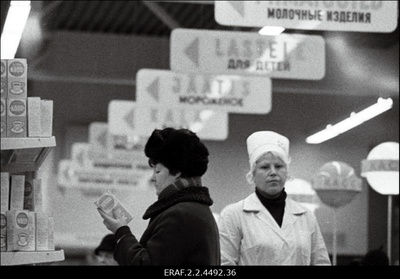 Vaade müügisaalidele ja personalile "Kaubahalli" avamiselt Tallinna Vanalinnas Ujula tänaval  similar photo