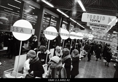 Vaade müügisaalidele ja personalile "Kaubahalli" avamiselt Tallinna Vanalinnas Ujula tänaval  similar photo