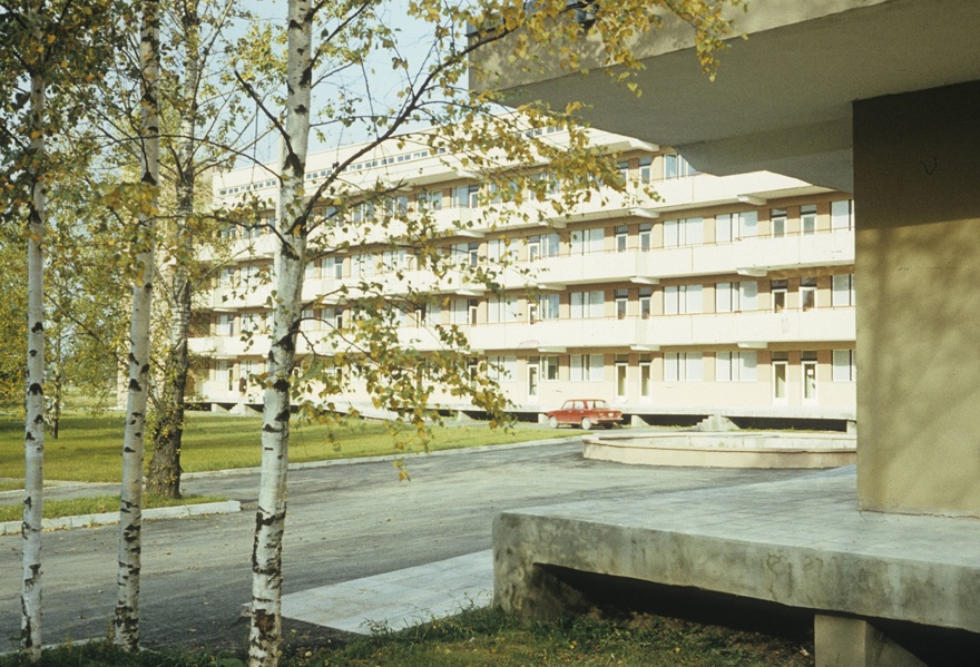 Tartu linna lastehaigla, vaade hoonele läbi puude. Arhitekt Harri Kingo