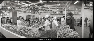 Vaade müügisaalidele ja personalile "Kaubahalli" avamiselt Tallinna Vanalinnas Ujula tänaval  similar photo