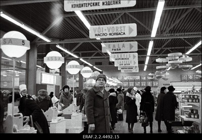 Vaade müügisaalidele ja personalile "Kaubahalli" avamiselt Tallinna Vanalinnas Ujula tänaval  similar photo