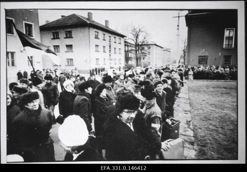 Eesti Vabariigi ja Nõukogude Venemaa vahel sõlmitud Tartu rahu 69. aastapäeval toimunud miiting rahu sõlmimise kohas Vanemuise tänav 33 hoone ees.