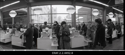 Vaade müügisaalidele ja personalile "Kaubahalli" avamiselt Tallinna Vanalinnas Ujula tänaval  similar photo