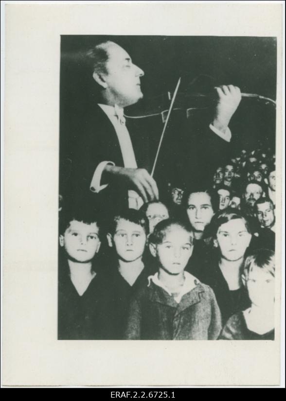 Eduard Sõrmus esineb lastekodukasvandikele. Fototöötlus