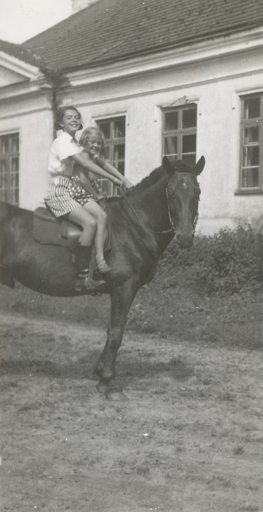 Helga Tõnson emaga Uhtnas ratsutamas 1930. aastate alguses