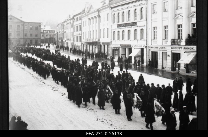 Eesti Üliõpilaste Seltsi liikme Peeter Riivese matuserongkäik Tartu Raekoja platsil.