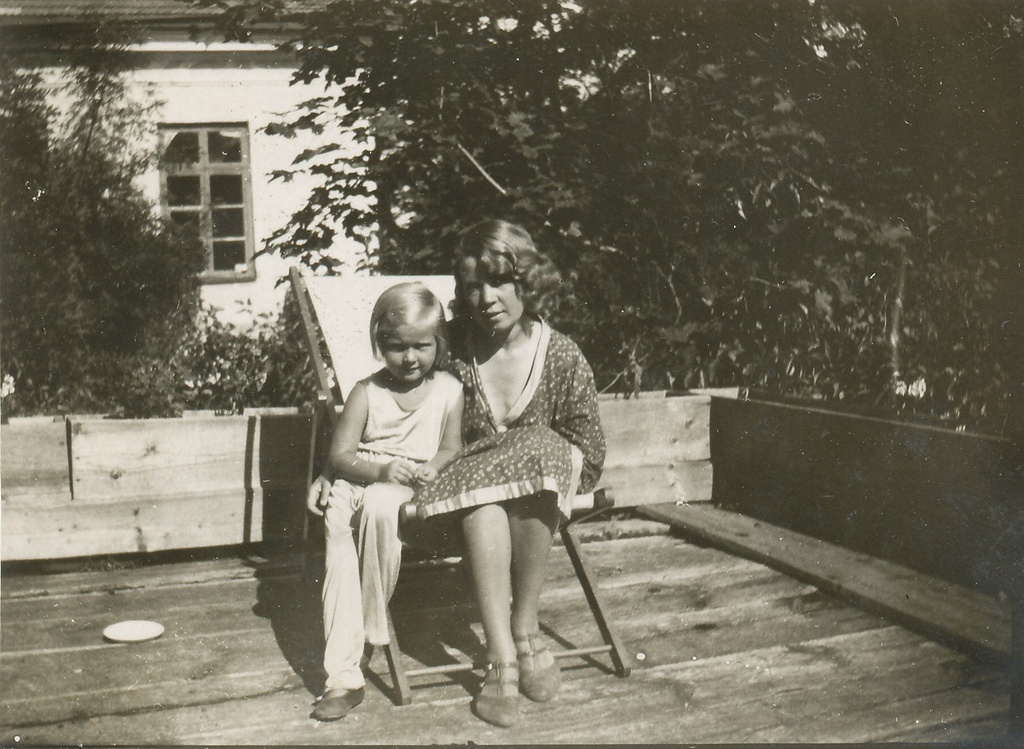 Helga Tõnson emaga Uhtnas 1930. aastate alguses