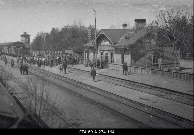 Soomusrong nr. 1 Kapten Irv ja meeskond. Lahingud Lehtse, Tapa, Jäneda, Tartu, Pritsu ja Puka all. Vangivõetud venelased Tapal. Valga ja Petseri vallutamine. Lahingud Irboska all. Pealetung Pihkvale. Dessant Riia peale. Riia peale pommitamist.