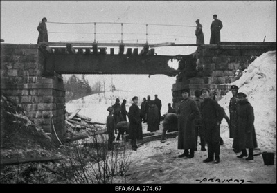 Soomusrong nr. 1 Kapten Irv ja meeskond. Lahingud Lehtse, Tapa, Jäneda, Tartu, Pritsu ja Puka all. Vangivõetud venelased Tapal. Valga ja Petseri vallutamine. Lahingud Irboska all. Pealetung Pihkvale. Dessant Riia peale. Riia peale pommitamist.  duplicate photo