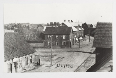Vaade Mustla linna Posti tänavale 1926.-28. aastal. Vasakul Peeter Pärlase kauplus.  duplicate photo
