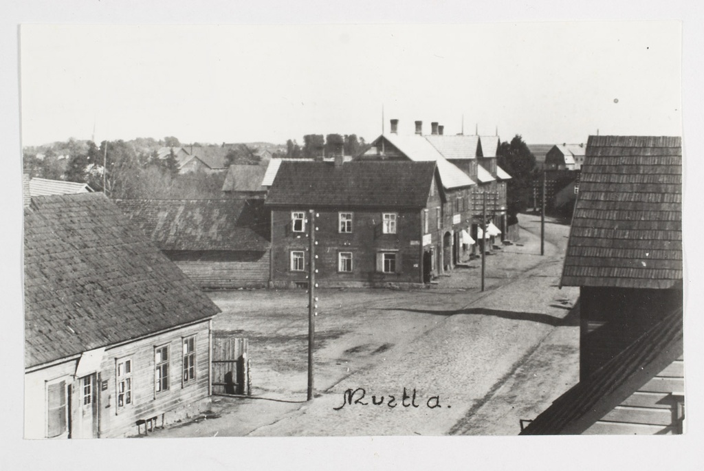 Vaade Mustla linna Posti tänavale 1926.-28. aastal. Vasakul Peeter Pärlase kauplus.