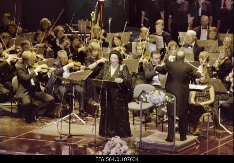 Hispaania laulja Montserrat Caballe esinemas Raekoja platsil.