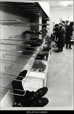 Tartu Kaubamaja jalatsite osakond enne jõule.  duplicate photo