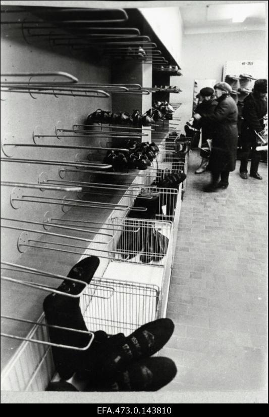 Tartu Kaubamaja jalatsite osakond enne jõule.