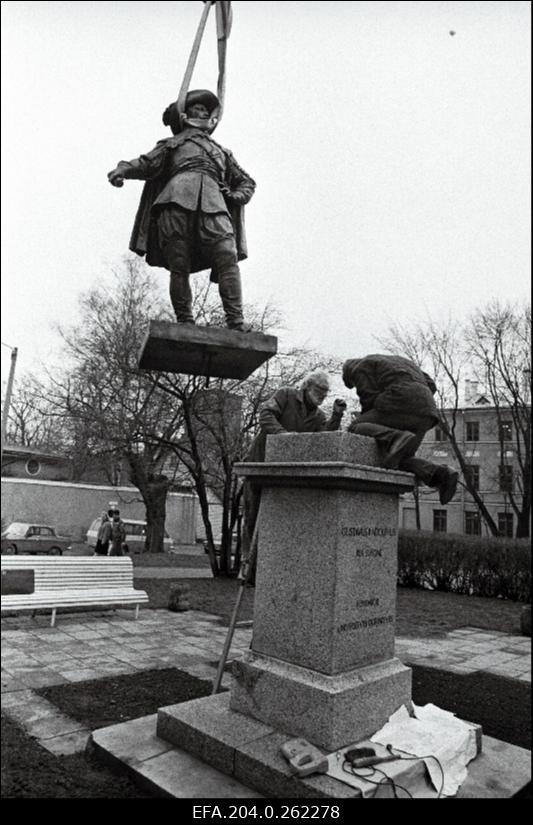Gustav II Adolfi valatud kuju paigaldamine Tartu Ülikooli taga.