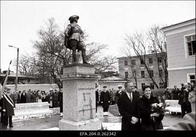 Rootsi kuningas ja kuninganna Tartus Gustav II Adolfi vastavatud kuju juures.  similar photo