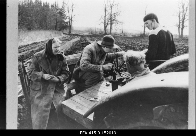 Kaader Tallinnfilmi mängufilmist Ideaalmaastik. Liina ema - Ines Aru, Vidrik Kits - Urmas Kibuspuu, kevadkülvi volinik - Arvo Kukumägi.