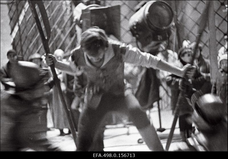 Stuudio “Tallinnfilm” mängufilmi “Viimne reliikvia” filmimine. Keskel Gabrieli osatäitja Aleksandr Goloborodko.