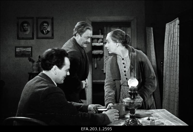 Kaader filmistuudio Tallinnfilm mängufilmist Perekond Männard, (vasakult) Ants Männard - Endel Nõmberg, Andres Männard - Paul Ruubel ja Maali Männard - Evi Rauer.