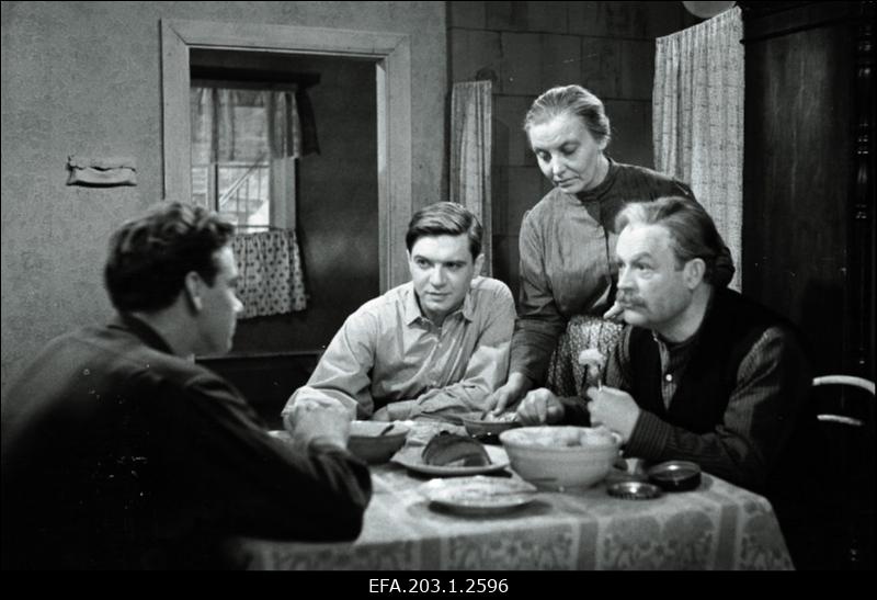 Kaader filmistuudio Tallinnfilm mängufilmist Perekond Männard, (paremalt) Andres Männard - Paul Ruubel, Maali Männard - Evi Rauer, Rein Männard - J. Bogoljubov ja Ilmar Männard - P. Volmer.