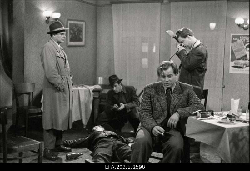 Kaader filmistuudio Tallinnfilm mängufilmist Kutsumata külalised, esiplaanil E. Adusson.