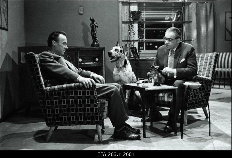 Kaader filmistuudio Tallinnfilm mängufilmist Kutsumata külalised, (vasakult) Ants Eskola, Kaarel Karm (Kuberg).