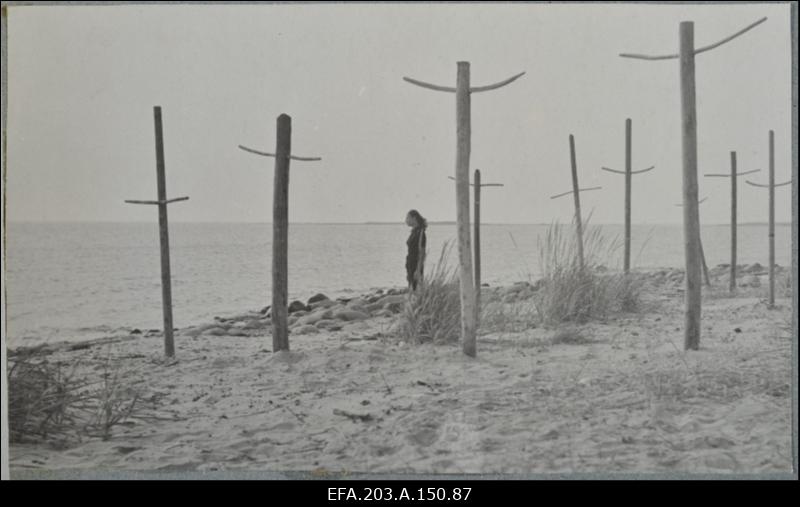 Gerlinda Koppelman Saale osas filmistuudio Tallinnfilm mängufilmis Tütarlaps mustas.