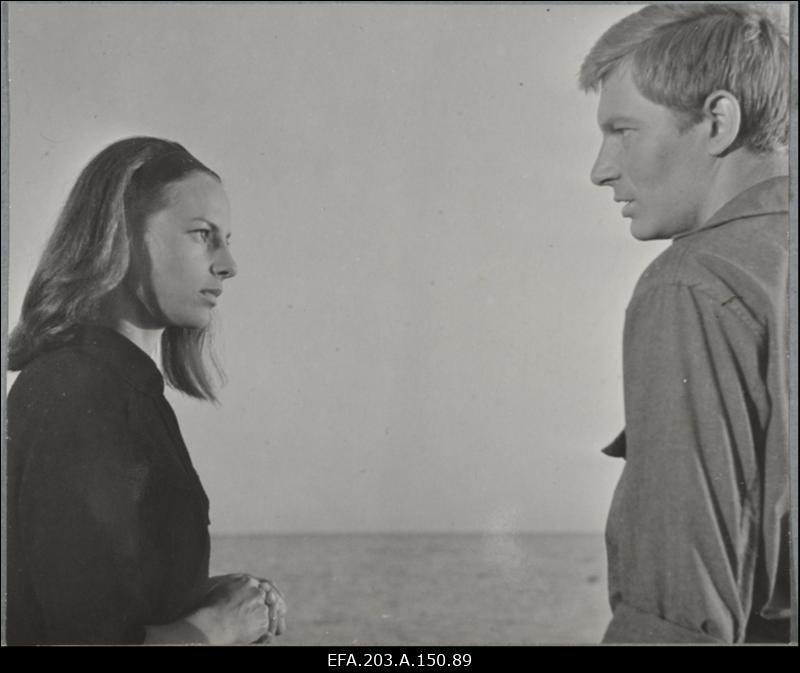 Gerlinda Koppelman Saale ja Jozas Budraitis Taneli osas filmistuudio Tallinnfilm mängufilmis Tütarlaps mustas.