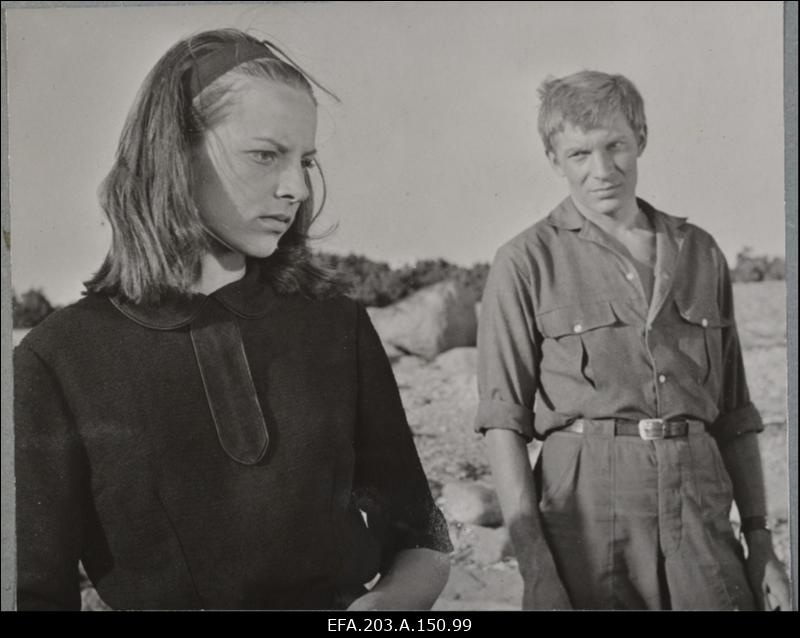 Kaader filmistuudio Tallinnfilm mängufilmist Tütarlaps mustas, vasakult: Saale - Gerlinda Koppelman, Tanel - Jozas Budraitis.
