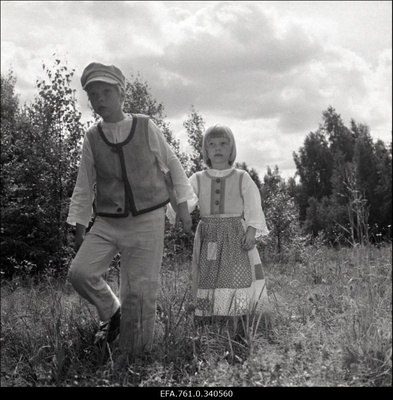 Stuudio "Tallinnfilm" muusikaline lastefilm"Nukitsamees". 
Kusti rollis Ülari Kirsipuu ja Iti rollis Anna-Liisa Kurve.  similar photo