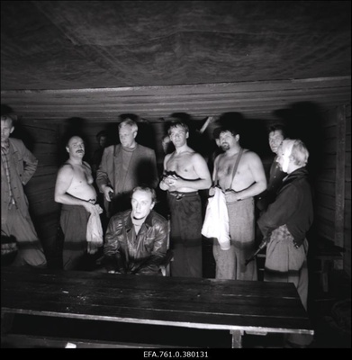 Stseen filmis6"Metskannikesed". Istub Sulevi rollis Sulev Luik, seisavad Kristjani rollis Enn Klooren, "Sanderi rühma mehe" rollis Toomas Vohu, Tõnu rollis Rein Kark, Kalevi rollis Robert Gutman, "Sanderi rühma mehe" rollis Harri Paate  similar photo