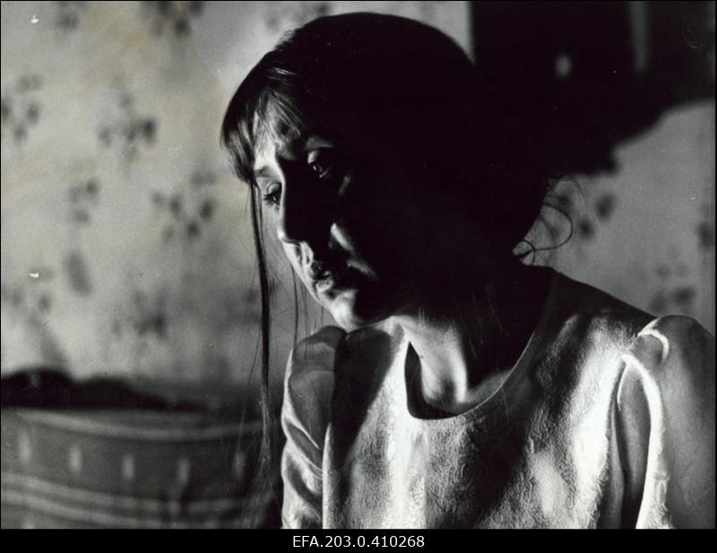 Stseen Tallinnfilmi mängufilmist "Tuulte pesa". Liisa Piiri osatäitja Anne Maasik.