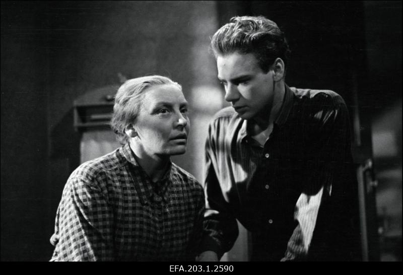 Kaader filmistuudio Tallinnfilm mängufilmist Perekond Männard, Maali Männard - Evi Rauer ja Ilmar Männard - P. Volmer.