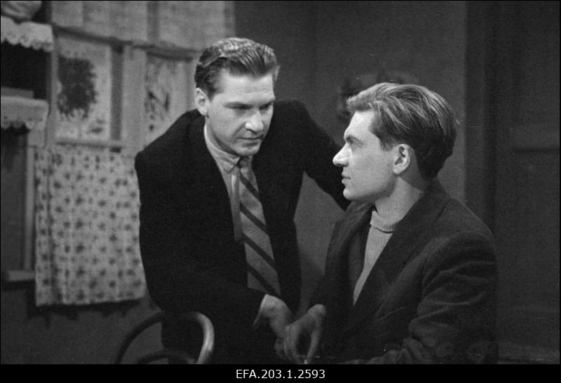 Kaader filmistuudio Tallinnfilm mängufilmist Perekond Männard, Tiudur - A. Vlassov ja Rein Männard - J. Bogoljubov (paremal).