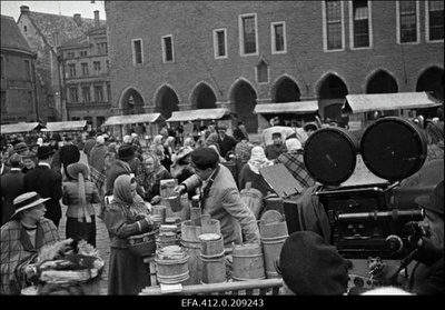 Jüri Järvet Tallinnfilmi mängufilmi "Mäeküla piimamees" võtetel Raekoja platsil.  similar photo