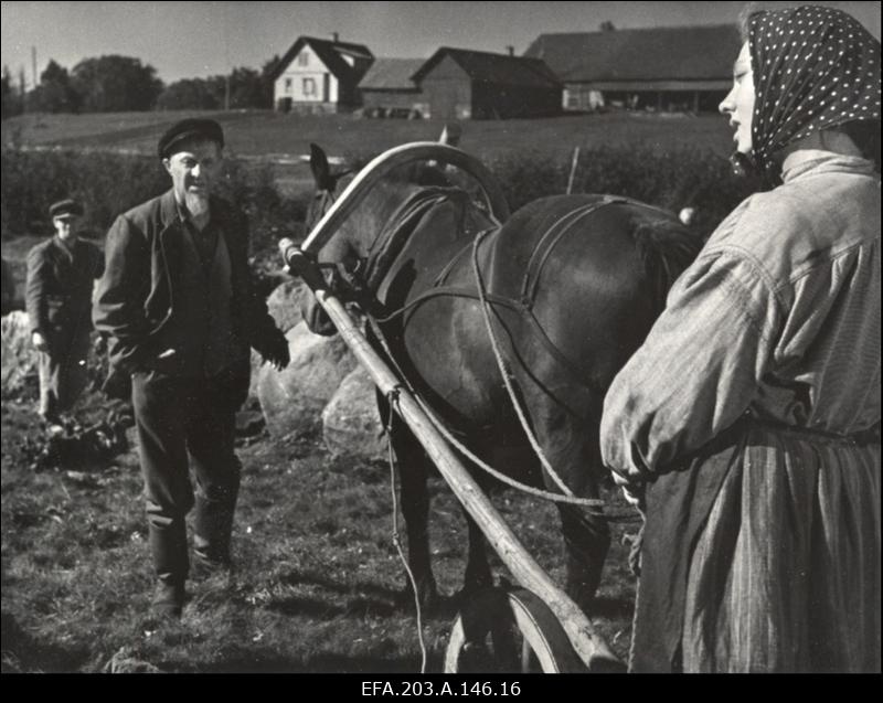 Kaader filmistuudio Tallinnfilm mängufilmist Põrgupõhja uus Vanapagan, vaskult: Ants - Ants Eskola, Juula - Astrid Lepa.