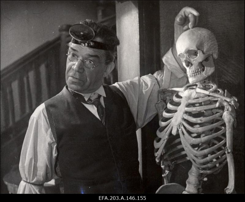 Näitleja Kaarel Karm arsti osas filmistuudio Tallinnfilm mängufilmis Põrgupõhja uus Vanapagan.