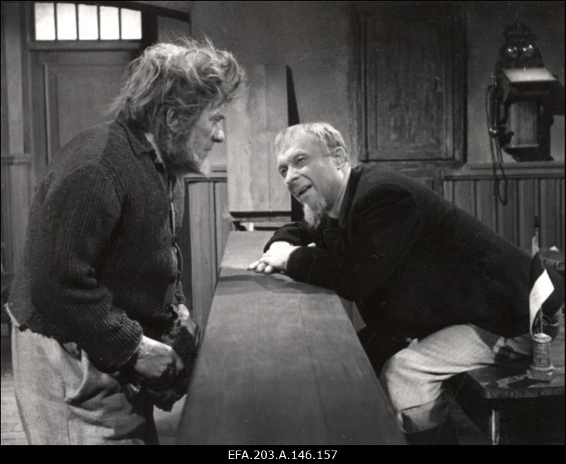 Kaader filmistuudio Tallinnfilm mängufilmi Põrgupõhja uus Vanapagan, vasakult: Jürka - Elmar Salulaht ja Ants - Ants Eskola.