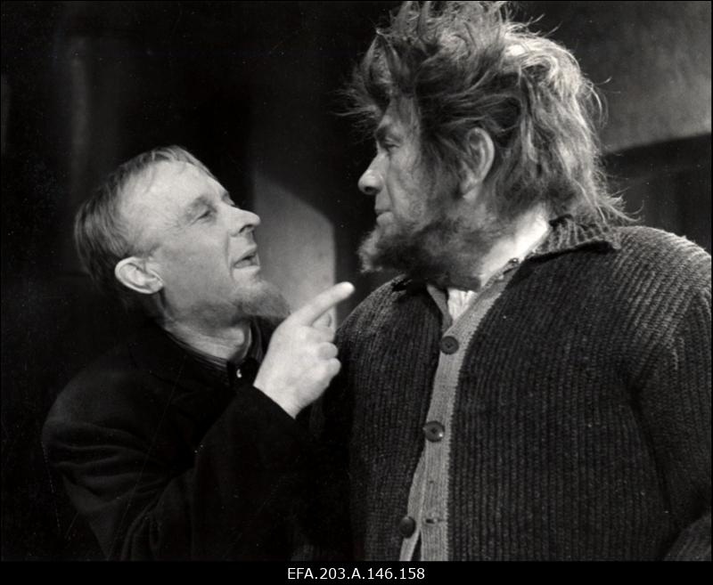 Kaader filmistuudio Tallinnfilm mängufilmist Põrgupõhja uus Vanapagan, vasakult: Ants - Ants Eskola ja Jürka - Elmar Salulaht.