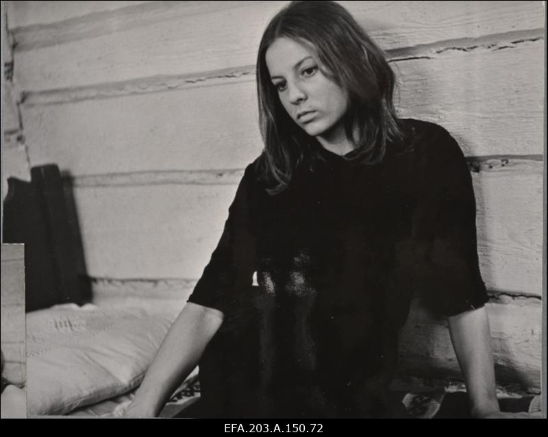 Gerlinda Koppelman Saale osas filmistuudio Tallinnfilm mängufilmis Tütarlaps mustas.