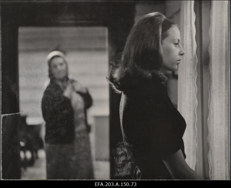 Gerlinda Koppelman Saale osas filmistuudio Tallinnfilm mängufilmis Tütarlaps mustas.