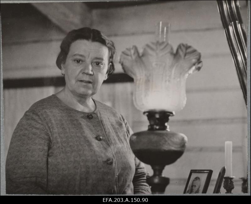 Lisl Lindau Kadi osas filmistuudio Tallinnfilm mängufilmis Tütarlaps mustas.