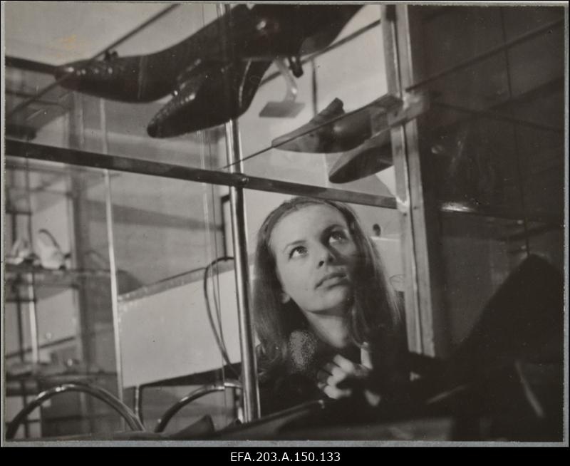 Gerlinda Koppelman Saale osas filmistuudio Tallinnfilm mängufilmis Tütarlaps mustas.