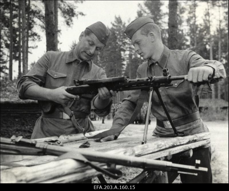 Kaader filmistuudio Tallinnfilm mängufilmist Inimesed sõdurisinelis. Paremal näitleja H. Raudsik.