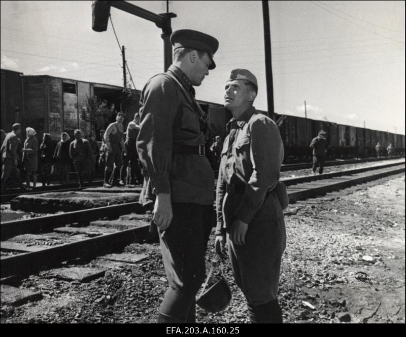 Kaader filmistuudio Tallinnfilm mängufilmist Inimesed sõdurisinelis.