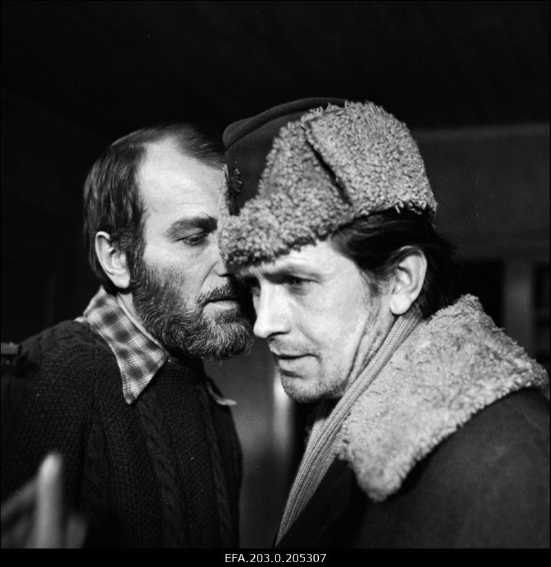 Tallinnfilmi mängufilm "Karikakramäng: Salakütt".  Vambola osas Mikk Mikiver, Roberti osas Rudolf Allabert.