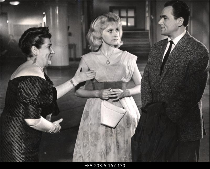 Kaader filmistuudio Tallinnfilm mängufilmist Juhuslik kohtumine. Paremal näitleja G. Ots.