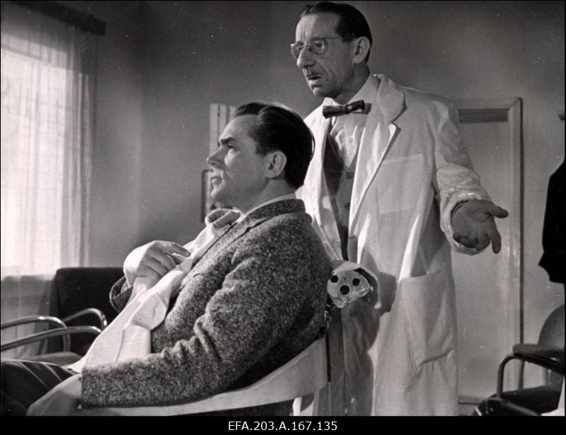 Kaader filmistuudio Tallinnfilm mängufilmist Juhuslik kohtumine. Vasakul näitleja G. Ots.