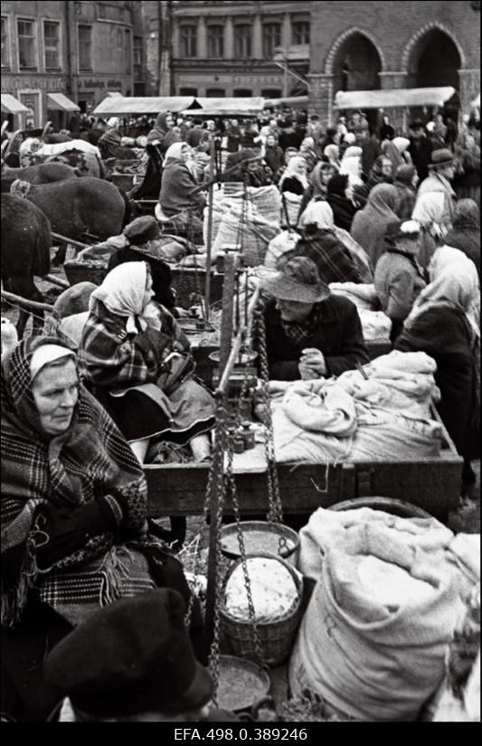 Tallinnfilmi mängufilmi Mäeküla  piimamees võtted Raekoja platsil.