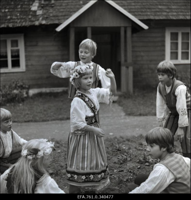 Stuudio "Tallinnfilm" muusikaline lastefilm "Nukitsamees".
Filmistseenis Iti osatäitja Anna-Liisa Kurve ja Kusti osas Ülari Kirsipuu.